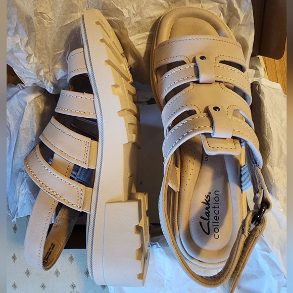 (SOLD) NWOT Clarks Sandals - Picture 4 of 8